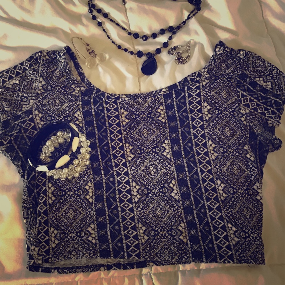 Chic black and white short sleeved crop top. Small